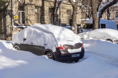 Odessa, Ukrayna - 19 Ocak 2016: Güçlü bir kasırga, fırtına, şiddetli kar yağışı şehir felç. Kolaps. Kar Avrupa. Araba ile kış sorun. Kar yağdı. Yol kapalı. Durdurulan Rating