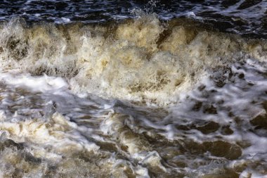 Bir fırtına sırasında dalgalar deniz. Ağır derin deniz dalgaları ile beyaz köpük kara fırtına, deniz fotoğraf arka plan üzerinde doruklarına, armalar