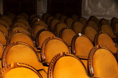 SSCB'in eski il Sovyet tiyatro, mistik iç. Sıva belgeleme, duvar ve tavan nostaljik resmini devrimci geçmiş SSCB parçaları ile. Lüks İmparatorluk tarzı iç