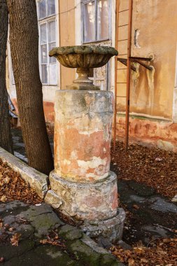 Eski büyümüş harap taş korkuluklar eski antika balkon. Yıkık merdivenler, parmaklıklar. Dekoratif sıva sütunları korkuluklar merdiven, balkon bina harap
