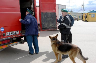 Odessa - 23 Nisan: Gümrük sınır kontrol noktası Ukrayna - Moldova. Vatandaşlar ve 23 Nisan 2008, Odessa, Ukrayna sınır kapısı araba muayene