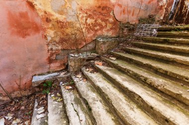 Eski, açık, taştan bir merdiven. Taş, eski merdivenlerin çimento basamaklarında yıpranma ve yıpranma izleri var. Eski taş bir merdiven, eski kırık basamaklar. Seçici odak