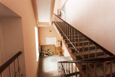 Çimento, eski bina taş merdiven. Eski bir binanın katları arasında bir vintage taş merdiven. Bina moda ve SSCB'de 20. yüzyılın teknoloji