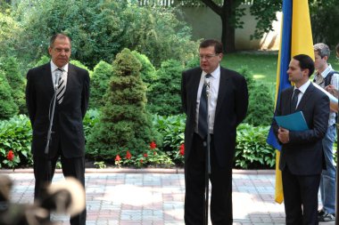 Odessa, Ukrayna - 6 Nisan 2011: Dışişleri Bakanı Sergey Lavrov, resmi ziyaret. Eternal Flame 'e çiçek bırakmak, basın toplantısı. Ukrayna Dışişleri Bakanı Konstantin Gryshchenko