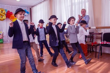 Odessa, Ukrayna - 8 Mart 2018: çocuk İlköğretim Okulu konser gerçekleştirmek. Çocuk tiyatro yaratıcılık, kadınlar günü anaokulunda amatör performans. Çocukların yaratıcılık