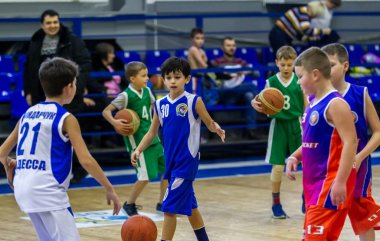 Odessa, Ukrayna - 23 Aralık 2018: genç çocuk basketbol oynamak, Çocuk spor yarışmalarında kutlama çocuk spor basketbol kulübü çocuk spor okul sırasında katılmak