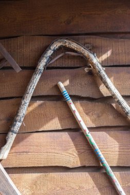 Eski geleneksel Rus İç Oda, eski ahşap araçlar köylü emek ev ahşap duvara asmak. Antika eşyaları antik çiftçilerin Ev kaplar