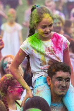 KRASNODAR, RUSSIA - May11,2018: Renkler Festivali, geleneksel Hint Holi festivali. Gençler Holi bayramında renkli pudra atarken eğleniyorlar. Renkli boya festivali. Renk Festivali