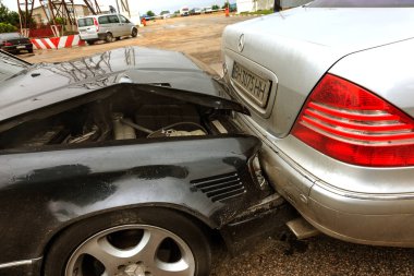 Odessa, Ukrayna - 22 Ağustos 2017: Kaza çarpışma şehir sonra sokak, zarar görmüş arabalar araba kazasında. Arabalar birbirine şehir sokak sürdü. büyük araba kazası, trende yakaladı
