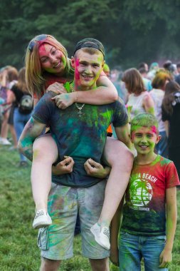 KRASNODAR, RUSSIA - May11,2018: Renkler Festivali, geleneksel Hint Holi festivali. Gençler Holi bayramında renkli pudra atarken eğleniyorlar. Renkli boya festivali. Renk Festivali