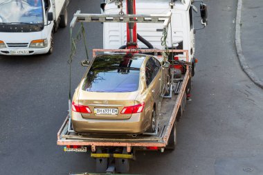 Odessa, Ukrayna - 13 Eylül 2017: Rating çekici saldırgan'ın araba almak için polis sokakta. Çekici kamyon araba çekici için kurallar Park yeri tecavüzcü, yükleme 