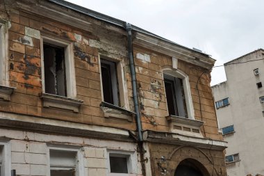 Terk edilmiş bir evde yoksul bir mahallede daraltır. Ev yok edildi. Evin duvarındaki çatlak. İmha eski evler, depremler, ekonomik kriz, terk edilmiş evler. Uygun olmayan evin kırık