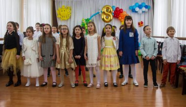 Odessa, Ukrayna - 8 Mart 2018: çocuk İlköğretim Okulu konser gerçekleştirmek. Çocuk tiyatro yaratıcılık, kadınlar günü anaokulunda amatör performans. Çocukların yaratıcılık
