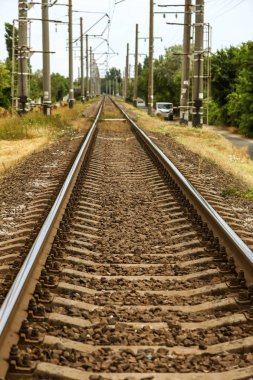 Eski demiryolu parça perspektif içinde. Eski rayları yatay olarak. Raylar arazi. Demiryolu parça Merkezi sayfasının en önde. Tramvay rayları ile demiryolu hattı inşaatı çakıl ve uyuyanlar temelini