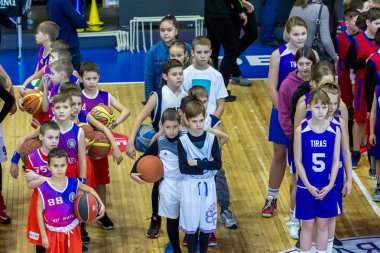 Odessa, Ukrayna - 23 Aralık 2018: genç çocuk basketbol oynamak, Çocuk spor yarışmalarında kutlama çocuk spor basketbol kulübü çocuk spor okul sırasında katılmak