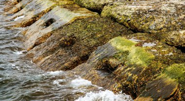Kıyı beton koruyucu yapı yok. Döşeme blokları arasında büyük derin çatlaklar shore dalga deniz etkisinin erozyon korumak. Beton takviye sahil korumaya ile büyük parçalar