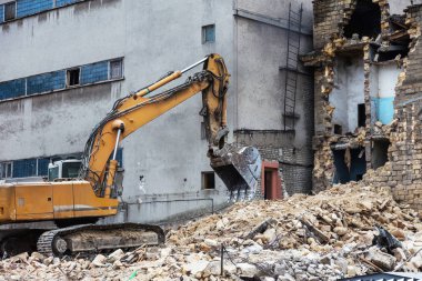 Terk edilmiş bir evde yoksul bir mahallede daraltır. Ev yok edildi. Evin duvarındaki çatlak. İmha eski evler, depremler, ekonomik kriz, terk edilmiş evler. Uygun olmayan evin kırık