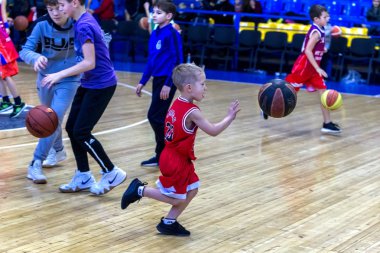Odessa, Ukrayna - 23 Aralık 2018: genç çocuk basketbol oynamak, Çocuk spor yarışmalarında kutlama çocuk spor basketbol kulübü çocuk spor okul sırasında katılmak