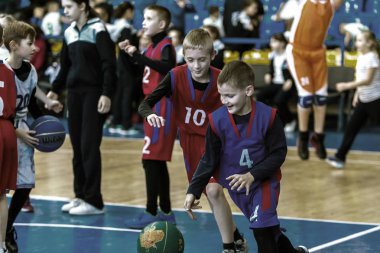 Odessa, Ukrayna - 23 Aralık 2018: genç çocuk basketbol oynamak, Çocuk spor yarışmalarında kutlama çocuk spor basketbol kulübü çocuk spor okul sırasında katılmak