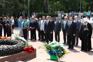 Odessa, Ukrayna - 6 Nisan 2011: Dışişleri Bakanı Sergey Lavrov, resmi ziyaret. Eternal Flame 'e çiçek bırakmak, basın toplantısı. Ukrayna Dışişleri Bakanı Konstantin Gryshchenko