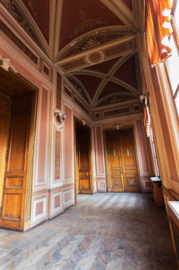 SSCB'in eski il Sovyet tiyatro, mistik iç. Sıva belgeleme, duvar ve tavan nostaljik resmini devrimci geçmiş SSCB parçaları ile. Lüks İmparatorluk tarzı iç