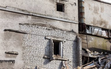 Terk edilmiş bir evde yoksul bir mahallede daraltır. Ev yok edildi. Evin duvarındaki çatlak. İmha eski evler, depremler, ekonomik kriz, terk edilmiş evler. Uygun olmayan evin kırık