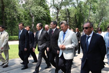 Odessa, Ukrayna - 6 Nisan 2011: Dışişleri Bakanı Sergey Lavrov, resmi ziyaret. Eternal Flame 'e çiçek bırakmak, basın toplantısı. Ukrayna Dışişleri Bakanı Konstantin Gryshchenko