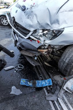 Odessa, Ukrayna - 11 Temmuz 2016: Kaza kaza bir polis ekibi ile sokakta. Polis araba kovalamaca sırasında suçlu kontrolü kaybedip büyük bir kaza yaratılmıştır. Kırık araba çarpışma