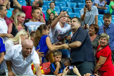 Odessa, Ukrayna - 2 Ağustos 2015: Gürcüce ve Ukraynalı siyasetçi, Ukrayna, Mikhail Saakaşvili, kendini hayranları ile oyun sırasında Fc Dinamo Kiev - Chernomorets Odessa fotoğraflandı Odessa bölge valisi. Major League.