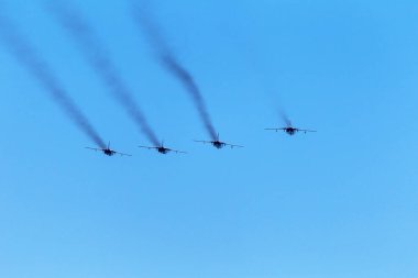 Sivastopol, Kırım, Ukrayna - 9 Mayıs 2015: Rus Donanma Karadeniz Filosu havalandı. Askeri savaşçı. Askeri helikopterler. Amfibi uçaklar. Alttan mavi gökyüzüne karşı alındı