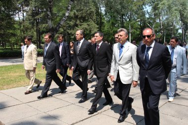 Odessa, Ukrayna - 6 Nisan 2011: Dışişleri Bakanı Sergey Lavrov, resmi ziyaret. Eternal Flame 'e çiçek bırakmak, basın toplantısı. Ukrayna Dışişleri Bakanı Konstantin Gryshchenko