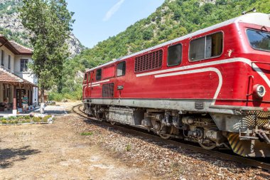 Bansko, Bulgaristan -29 Temmuz 2016: küçük retro rock Tren Garı yolcu sırt boyunca geçmiş dağ yolu virajlı yıpranmış eski dar hat raylar üzerinden taşır