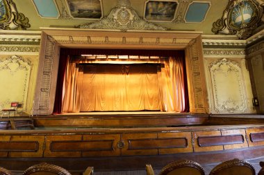 SSCB'in eski il Sovyet tiyatro, mistik iç. Sıva belgeleme, duvar ve tavan nostaljik resmini devrimci geçmiş SSCB parçaları ile. Lüks İmparatorluk tarzı iç