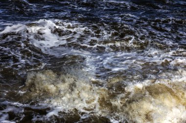 Bir fırtına sırasında dalgalar deniz. Ağır derin deniz dalgaları ile beyaz köpük kara fırtına, deniz fotoğraf arka plan üzerinde doruklarına, armalar
