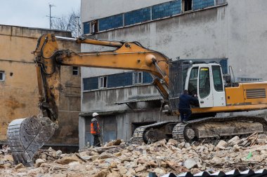 Terk edilmiş bir evde yoksul bir mahallede daraltır. Ev yok edildi. Evin duvarındaki çatlak. İmha eski evler, depremler, ekonomik kriz, terk edilmiş evler. Uygun olmayan evin kırık