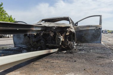 Odessa, Ukrayna - 17 Mayıs 2018: kaza yüksek hızlı yolda. Yüksek hızda sürdü Road arabaya korumak ve yandı. Aşırı hız nedeniyle korkunç trajik kaza. Otomatik yol emniyet görevlisi ayıran içine çöktü