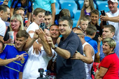 Odessa, Ukrayna - 2 Ağustos 2015: Gürcüce ve Ukraynalı siyasetçi, Ukrayna, Mikhail Saakaşvili, kendini hayranları ile oyun sırasında Fc Dinamo Kiev - Chernomorets Odessa fotoğraflandı Odessa bölge valisi. Major League.