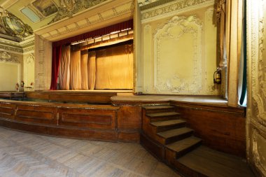 SSCB'in eski il Sovyet tiyatro, mistik iç. Sıva belgeleme, duvar ve tavan nostaljik resmini devrimci geçmiş SSCB parçaları ile. Lüks İmparatorluk tarzı iç