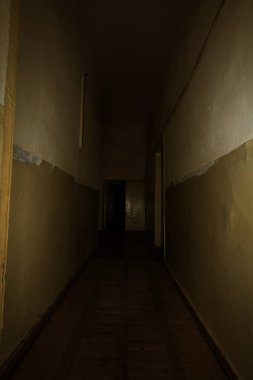 Karanlık koridor. Karanlık, boş bir koridorun mistik iç mekanı, terk edilmiş bir evde tünel. Karanlık, gizemli bir koridor. Terk edilmiş bir evin içi, cehenneme giden yol. Terk edilmiş eski bir bina.