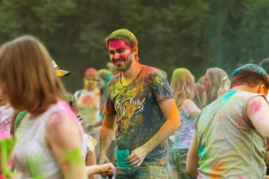 KRASNODAR, RUSSIA - May11,2018: Renkler Festivali, geleneksel Hint Holi festivali. Gençler Holi bayramında renkli pudra atarken eğleniyorlar. Renkli boya festivali. Renk Festivali