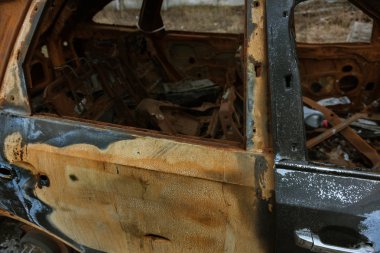 Yanmış araba. Araba Park yerinde ateşe. Haydut savaşları, yangın makine imha sonra molotof kokteyli. Deforme yanan makine. Araba kazası sonuçları. Kundaklama tarafından zarar görmüş