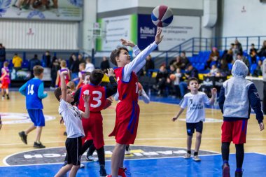 Odessa, Ukrayna - 23 Aralık 2018: genç çocuk basketbol oynamak, Çocuk spor yarışmalarında kutlama çocuk spor basketbol kulübü çocuk spor okul sırasında katılmak