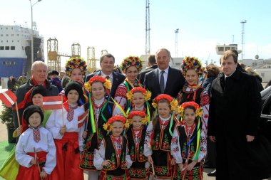 Odessa, Ukrayna - 6 Haziran 2014: Ukrayna, Letonya Andris Berzins Odessa Başkanı resmi ziyareti. Ciddi toplantı havaalanında. Başkanın uçağı. Letonya - Letonya bayrağı özniteliklerini