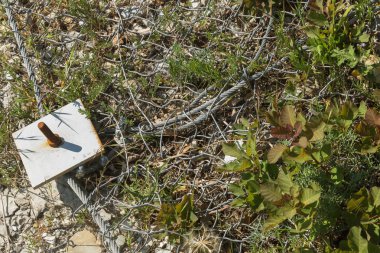 Özel metal kafes olan yol,'yakınında güçlendirilmesi tehlikeli dağ yamaçlarında. Dağ slough yoldan, kaya düşmesi metal net çitler frenleyici birikmiş korunması