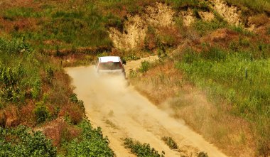 uzun süre sarma kırsal road, yolları, crossroads titreşim. Bir boş ülke ile alanlar bakış açısı ve gölgeler ile Rusya ve Ukrayna orta kuşak tipik eski manzara yolu