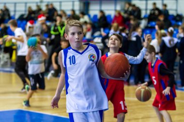 Odessa, Ukrayna - 23 Aralık 2018: genç çocuk basketbol oynamak, Çocuk spor yarışmalarında kutlama çocuk spor basketbol kulübü çocuk spor okul sırasında katılmak