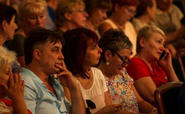 Odessa, Ukrayna - 19 Temmuz 2018: Oditoryum konser salonunun seyirci onların favori sanatçıları duygusal olarak karşılamak. Seyirci tiyatro salonunda. Tiyatro sahnede performans gibi izleyiciler