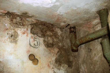 eski kazan dairesinde ıslak Bodrum. Endüstriyel bir binanın terk edilmiş iç. eski kazan dairesi zarar görmüş. Eski paslı boruları. Paslı metal borular delik, mekanizmaları, paslı çalışma dışı elektrik motoru ile
