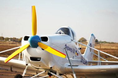 Odessa, Ukrayna - 26 Ekim 2011: eski kırık askeri uçak, jet avcı, bombardıman uçakları ve helikopterleri olan uçak graveyaodessa üzerinde Ukrayna - 26 Ekim 2011: sunu airshow küçük tarımsal uçağı, modern tarım kullanım için idealdir