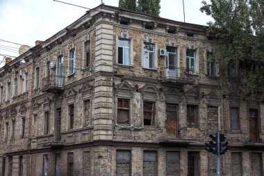 Odessa, Ukrayna - Cirka 2017: Yıkılan evler için yoksul insanların yoksul bölgelerde. Büyük onarım, kriz sırasında eski evleri yok edildi. Zavallı alanları. Yıkık terkedilmiş evlerde yaşayan insanlar